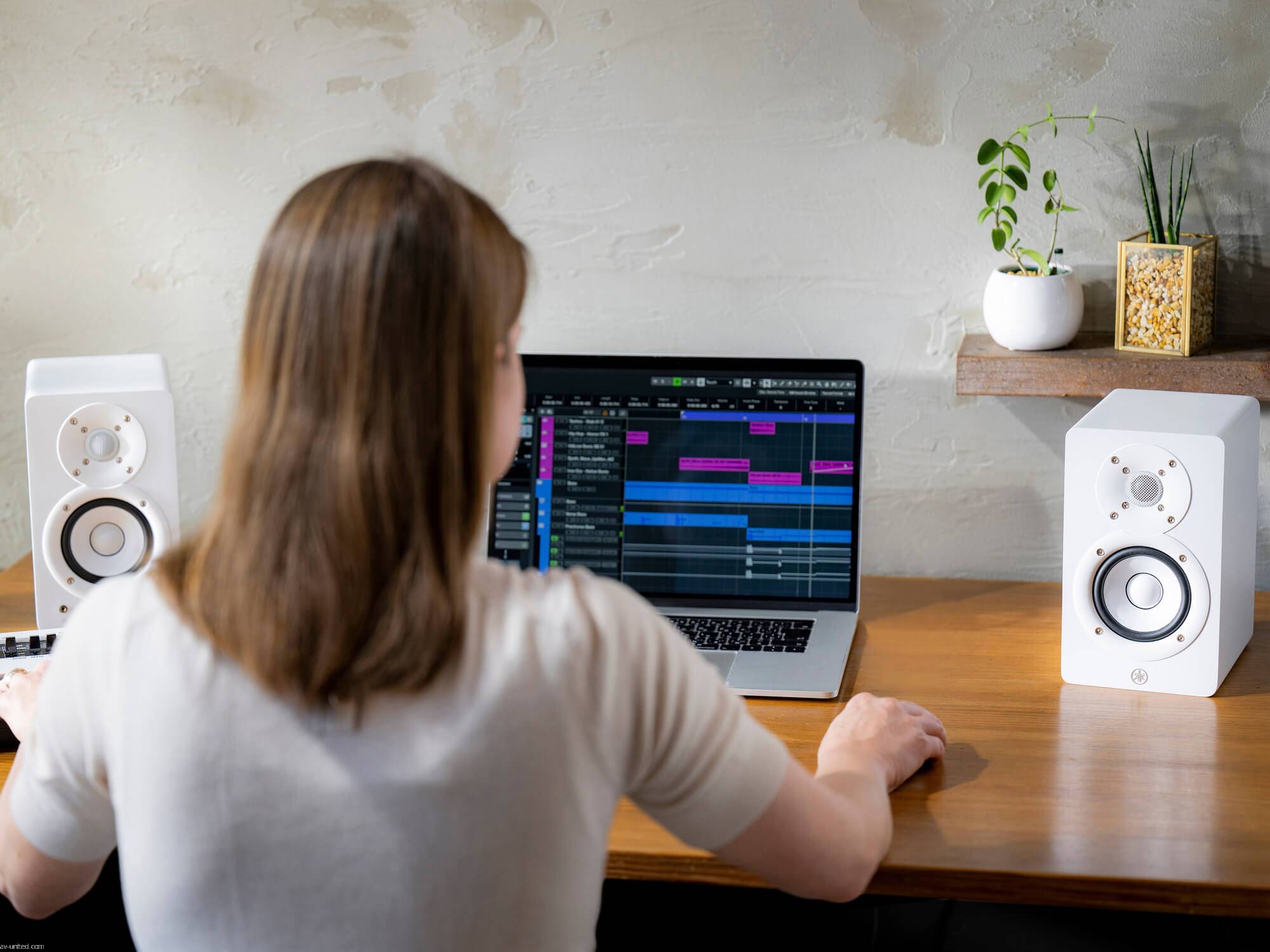 Yamaha HS3W Powered Studio Monitors